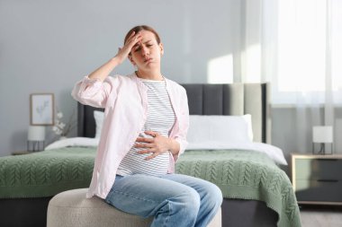 Hamile kadın yatak odasında bulantıdan muzdarip. Metin için boşluk