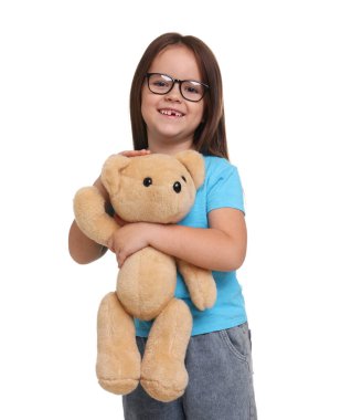 Beyaz arka planda oyuncak ayısı olan sevimli küçük bir kız.