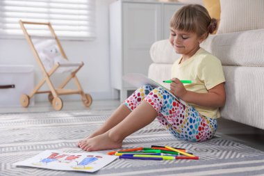 Evinde keçeli kalemle çizen sevimli küçük kız, mesaj için yer var.