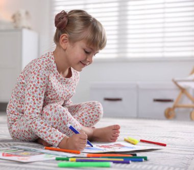 Evinde keçeli kalemle çizen sevimli küçük kız, mesaj için yer var.