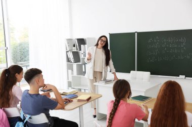 Sınıfta ders sırasında öğretmen ve öğrenciler