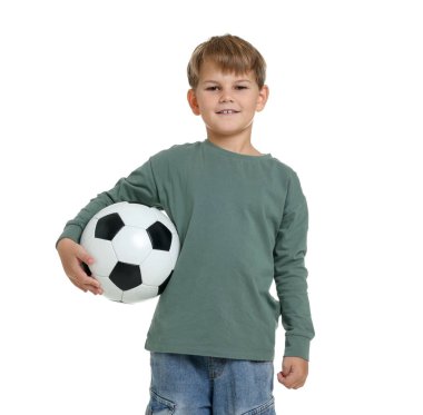 Beyaz arka planda futbol topu olan sevimli bir çocuk.