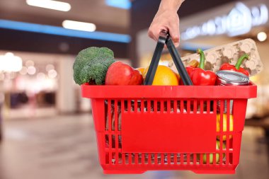 Süpermarkette farklı gıda ürünlerinin olduğu alışveriş sepeti, yakın çekim.