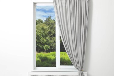 Penceresi perdeli ve manzaralı bir oda. İç mekan elementi