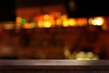 Bulanık arka planda boş ahşap masa. Tasarım için boşluk