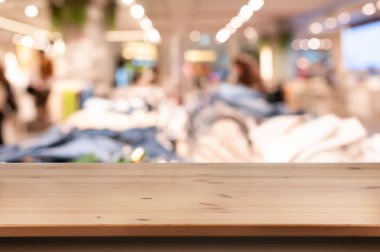 Dükkandaki boş ahşap masa, bulanık arka plan. Tasarım için boşluk