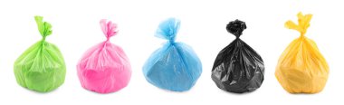 Beyazlar üzerinde izole edilmiş çöp dolu renkli plastik poşetler.