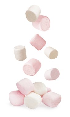 Beyaz arkaplandaki yığına düşen taze mallar