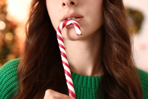 Arka planda şeker kamışı olan kadın, yakın plan. Mutlu Noeller ve mutlu yıllar.