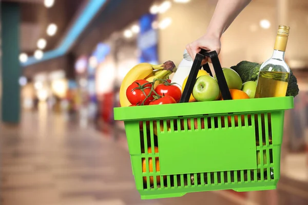 Süpermarkette farklı gıda ürünlerinin olduğu alışveriş sepeti, yakın çekim.