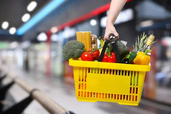 Süpermarkette farklı gıda ürünlerinin olduğu alışveriş sepeti, yakın çekim.