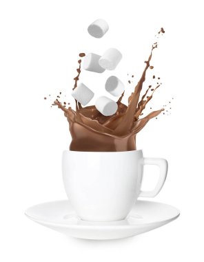 Beyaz arka planda sıcak kakao ile bardağa düşen taze marşmelovlar.