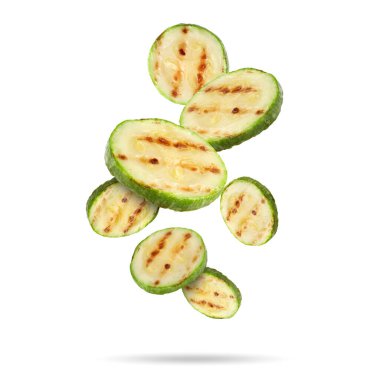 Izgara kabak parçaları beyaz arka plana düşüyor.