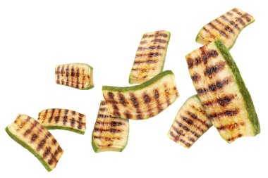 Izgara kabak parçaları beyaz arka planda havada uçuşuyor.