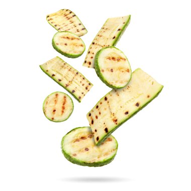 Izgara kabak parçaları beyaz arka plana düşüyor.