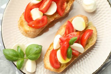 Mozarella peynirli, domatesli ve fesleğenli lezzetli bruschettalar.