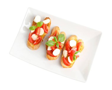 Mozarella peyniri, domates ve fesleğen ile nefis bruschettalar beyaz üzerine izole edilmiş, üst manzara
