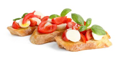 Mozarella peynirli, domatesli ve beyaz üzerine izole edilmiş fesleğenli lezzetli bruschettalar.