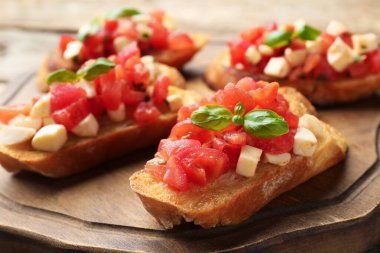 Mozarella peynirli, domatesli ve fesleğenli lezzetli bruschettalar, yakın plan.