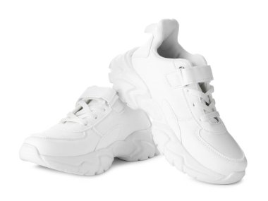 Beyaza izole edilmiş bir çift çocuk ayakkabısı. Şık ayakkabılar.