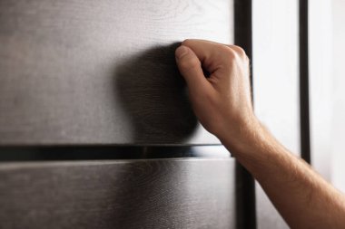 Apartman kapısını çalan adam, yakın çekim manzarası.