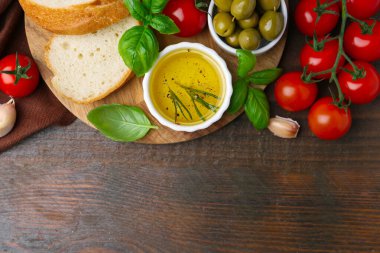 Tahta masada yağlı, domatesli, zeytinli ve fesleğenli lezzetli baget. Metin için boşluk