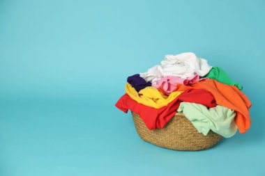 Açık mavi arkaplanda çamaşır sepeti, metin için boşluk
