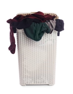 Çamaşır sepetinin beyaza izole edilmiş kıyafetleri