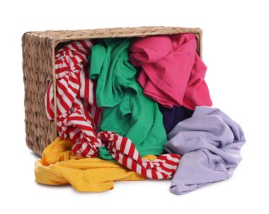 Çamaşır sepetinin beyaza izole edilmiş hali