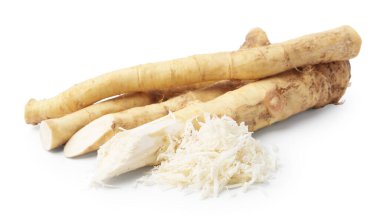 Beyaz renkte rendelenmiş yaban turpu ve kökleri