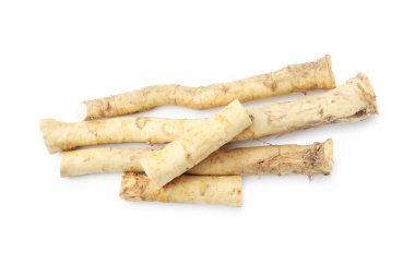 Taze çiğ yaban turpu kökleri beyaz, üst görünümde izole