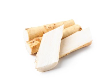 Taze çiğ yabanturpu kökleri beyaza izole edilmiş.