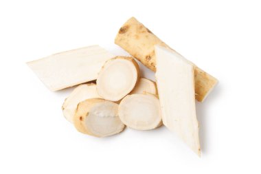 Taze çiğ yaban turpu kökleri beyaz, üst görünümde izole