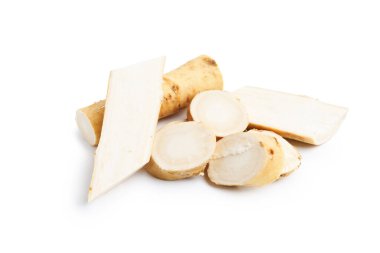 Taze çiğ yabanturpu kökleri beyaza izole edilmiş.