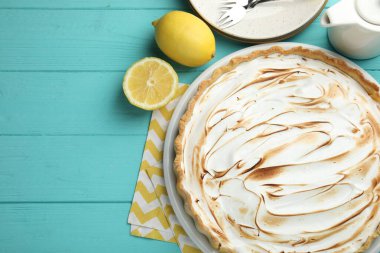 Turkuaz ahşap masada servis edilen lezzetli limonlu turta. Metin için boşluk