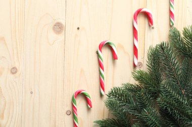 Çubuk şekerler ve Noel süsleri tahta masada, düz bir şekilde yatıyordu. Metin için boşluk