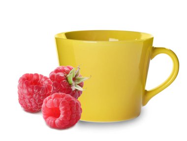 Bardakta sıcak içecek ve beyaz arka planda taze ahududu. Soğuk mevsim için bağışıklık artırıcı içecek