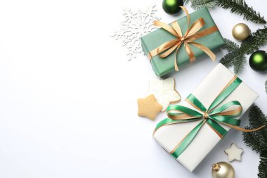 Beyaz arka planda hediyeleri ve dekorasyonu olan güzel bir Noel kompozisyonu. Metin için boşluk