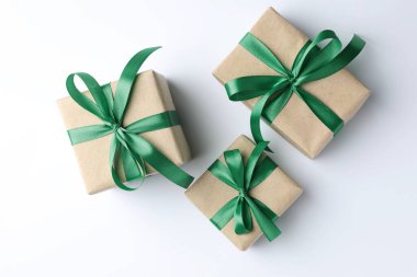 Beyaz arka planda güzel Noel hediyeleri, düz yatış