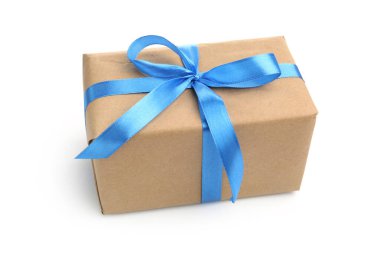 Beyaz kurdeleli bir hediye kutusu.