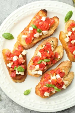 Mozarella peynirli, domatesli ve fesleğenli lezzetli bruschettalar.