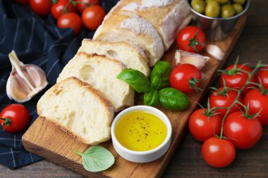 Tahta masada yağlı, domatesli, zeytinli ve fesleğenli lezzetli baget.