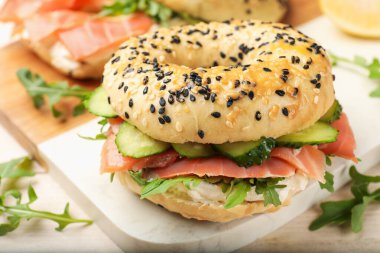 Somon, krem peynir, salatalık ve roka ile nefis bir simit.