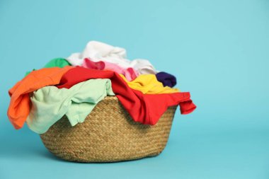 Açık mavi arka planda çamaşır sepeti, yakın plan. Metin için boşluk