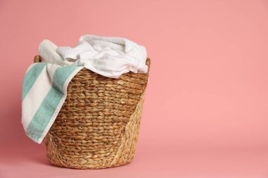 Pembe arka planda çamaşır sepeti, metin için boşluk
