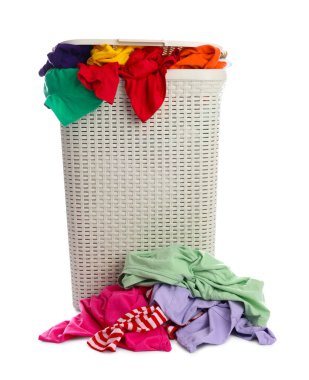 Çamaşır sepetinin beyaza izole edilmiş kıyafetleri