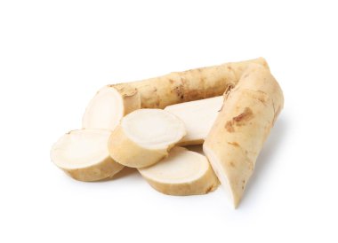 Taze çiğ yabanturpu kökleri beyaza izole edilmiş.