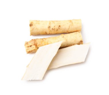 Taze çiğ yaban turpu kökleri beyaz, üst görünümde izole