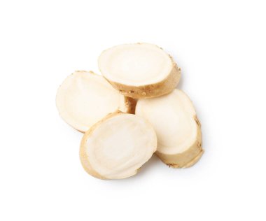 Taze çiğ yaban turpu kökleri beyaz, üst görünümde izole