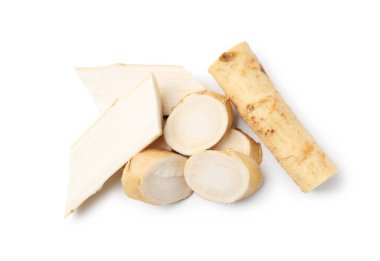 Taze çiğ yaban turpu kökleri beyaz, üst görünümde izole